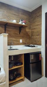 una cocina con fregadero y encimera en Apartamentos da Gaby, en Morro de São Paulo