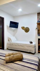 2 camas en una habitación de hotel con una toalla en el suelo en Apartamentos da Gaby, en Morro de São Paulo