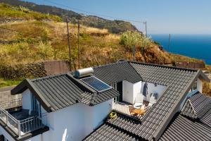 een luchtzicht op een huis met uitzicht op de oceaan bij Barreiro View in Ribeira Brava