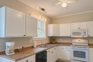 Köök või kööginurk majutusasutuses Magnolia Hill Vacation Home Rental in Meridian Mississippi Poplar Springs Historic District