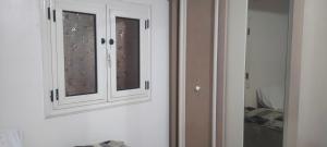 eine weiße Tür mit einem Fenster in einem Zimmer in der Unterkunft الهرم in Kairo