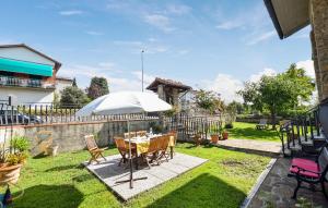 un patio con una mesa y una sombrilla en 3 Bedroom Gorgeous Home In Pistoia, en Ponte Nuovo
