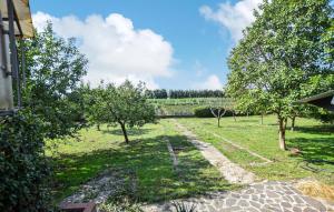 un jardín con árboles y césped en 3 Bedroom Gorgeous Home In Pistoia, en Ponte Nuovo 28 fotos más