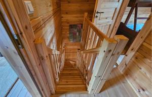 einen Blick über eine Treppe in einem Blockhaus in der Unterkunft Nice Home In Vrådal With House A Mountain View in Vradal