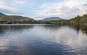 ein großes Gewässer mit Bergen im Hintergrund in der Unterkunft Nice Home In Vrådal With House A Mountain View in Vradal