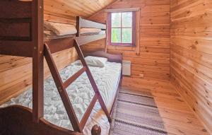 ein Schlafzimmer mit Etagenbetten in einer Holzhütte in der Unterkunft Nice Home In Vrådal With House A Mountain View in Vradal