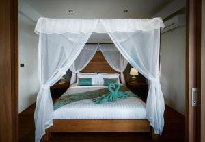 Postel nebo postele na pokoji v ubytování Phandara Luxury Pool Villas