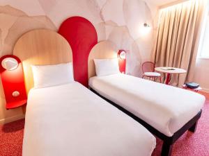 two beds sitting next to each other in a room at Ibis Styles Strasbourg Centre République in Strasbourg