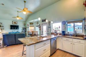Kuchyň nebo kuchyňský kout v ubytování Ocean Views and Walk to Shore Crystal Beach Home!
