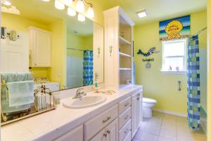 Koupelna v ubytování Ocean Views and Walk to Shore Crystal Beach Home! + 26 fotografií
