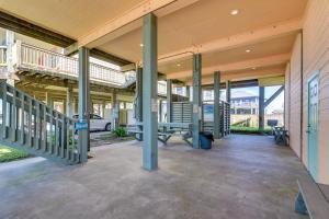 Fitness centrum a/nebo fitness zařízení v ubytování Ocean Views and Walk to Shore Crystal Beach Home!
