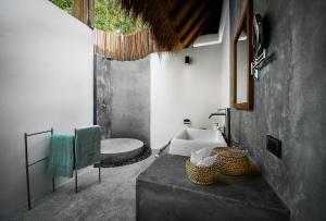 Koupelna v ubytování Phandara Luxury Pool Villas