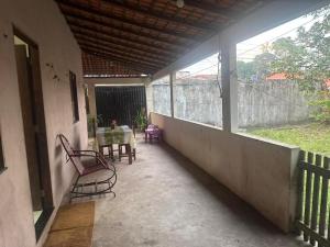 un patio con tavolo e sedie in una casa di casa paraíso a Marituba