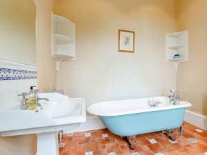 a bathroom with two sinks and a bath tub at 5 Bed in Blacklunans CA409 in Cray +37 photos