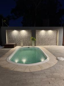 una piscina en medio de un patio por la noche en Complejo Diolinda, en Mar del Plata