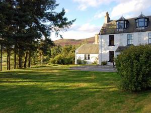 a large white house with a grass yard at 5 Bed in Blacklunans CA409 in Cray