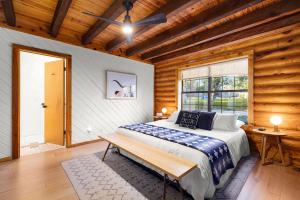 ein Schlafzimmer mit Bett und Deckenventilator in der Unterkunft Pool, Hot Tub, Fire Pit, Game Room, Mini Golf in Fredericksburg