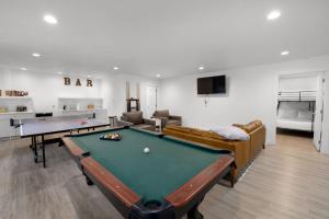 ein Wohnzimmer mit einem Billardtisch und einem Bett in der Unterkunft Pool, Hot Tub, Fire Pit, Game Room, Mini Golf in Fredericksburg