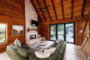 ein Wohnzimmer mit Sofa und Kamin in der Unterkunft Pool, Hot Tub, Fire Pit, Game Room, Mini Golf in Fredericksburg