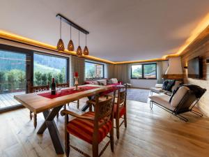 - un salon avec une table à manger et des chaises dans l'établissement City Hide-Away Hahnenkamm Top 1, à Kitzbühel
