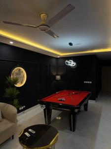 un salon avec une table de billard dans l'établissement Stoners zone, à Lahore