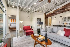una sala de estar con un sofá y una mesa en Luxury Two Bedroom Penthouse, en Nueva Orleans