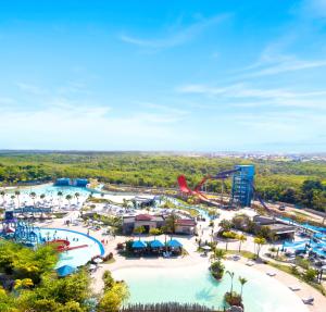 an aerial view of a water park at Aqualand Resort e Parque Aquático, Salinas PA in Salinópolis