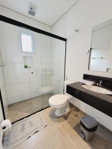 a bathroom with a shower and a toilet and a sink at Mimos Hospedagem in São Paulo +31 photos