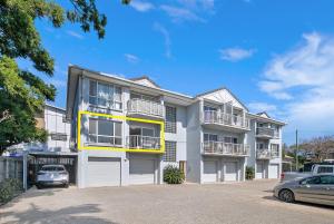 ブリスベンにあるSpacious 3-Bed Coorparoo Apartmentの駐車場に駐車したアパートメントビル