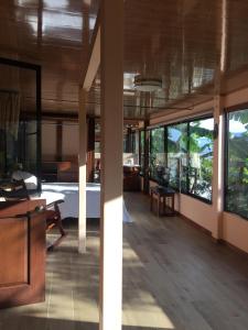 EscazúにあるPrivate studio surrounded by natureのウッドフロアのリビングルーム(大きな窓付)