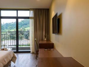 Televiisor ja/või meelelahutuskeskus majutusasutuses Mantis Kivu Marina Bay Hotel