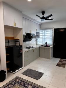 Kuchyň nebo kuchyňský kout v ubytování Teratak MakTeh