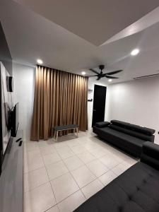 TV a/nebo společenská místnost v ubytování Teratak MakTeh