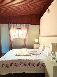 een slaapkamer met een groot wit bed met een raam bij Cozy Studio Apartment Maculusso, Luanda in Luanda