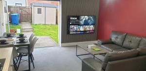 Posezení v ubytování Oatlands Oasis-FREE PARKING-2 Minutes from M74