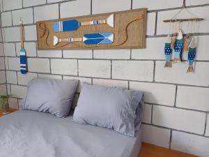 ein Bett mit zwei Kissen vor einer Ziegelwand in der Unterkunft Costa dos Corais Suítes in Porto de Sauipe