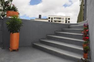 un ensemble d'escaliers en béton avec des fleurs et des plantes dans l'établissement Casa Loma, à Montebello 6 autres photos