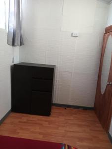 Cette chambre comprend une commode noire et un miroir. dans l'établissement Casa Loma, à Montebello