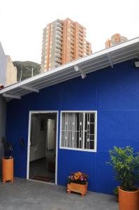 un bâtiment bleu avec une porte et une fenêtre dans l'établissement Casa Loma, à Montebello