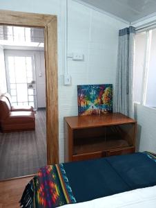 une chambre avec un lit, un bureau et une chaise dans l'établissement Casa Loma, à Montebello