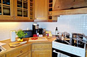 Una cocina con gabinetes de madera y encimera. en King bed Great location Top floor, en Bergen