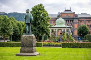 Una estatua de un hombre en un parque con un cenador. en King bed Great location Top floor, en Bergen