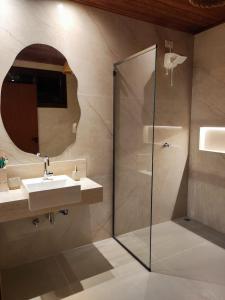 Vannituba majutusasutuses Casa incrível no Arraial D'Juda, Praia de Pitinga com churrasqueira e banheira, em condominio piscina e parque infantil