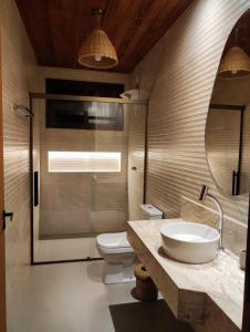 Vannituba majutusasutuses Casa incrível no Arraial D'Juda, Praia de Pitinga com churrasqueira e banheira, em condominio piscina e parque infantil +44 fotot