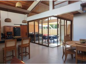 Köök või kööginurk majutusasutuses Casa incrível no Arraial D'Juda, Praia de Pitinga com churrasqueira e banheira, em condominio piscina e parque infantil