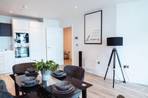een woonkamer met een tafel en stoelen bij Luxury 2 Bed apartment Deansgate in Manchester +14 foto's