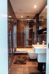 een badkamer met douche, toilet en wastafel bij Luxury 2 Bed apartment Deansgate in Manchester
