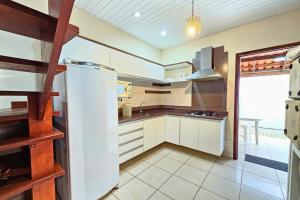 Кухня или мини-кухня в Maiochi Beach House - Quadra Mar - 200m Praia

