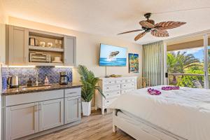 Ένα ή περισσότερα κρεβάτια σε δωμάτιο στο Maui Banyan Studio, King Bed, Steps to Kam2 Beach