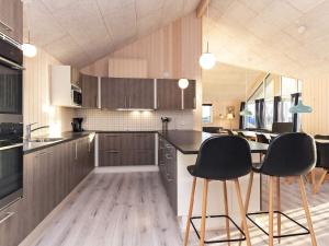una cucina con 2 sgabelli e bancone di 5 star holiday home in Jerup a Bratten Strand